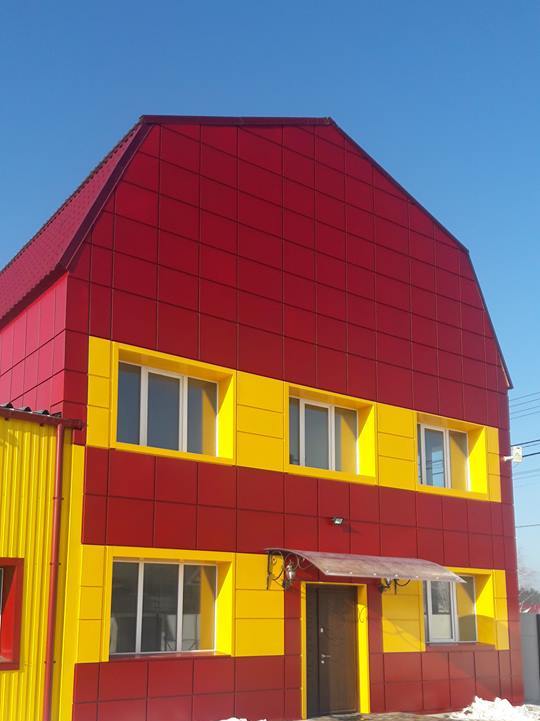 Mounting of hinged metal ventilated facades
